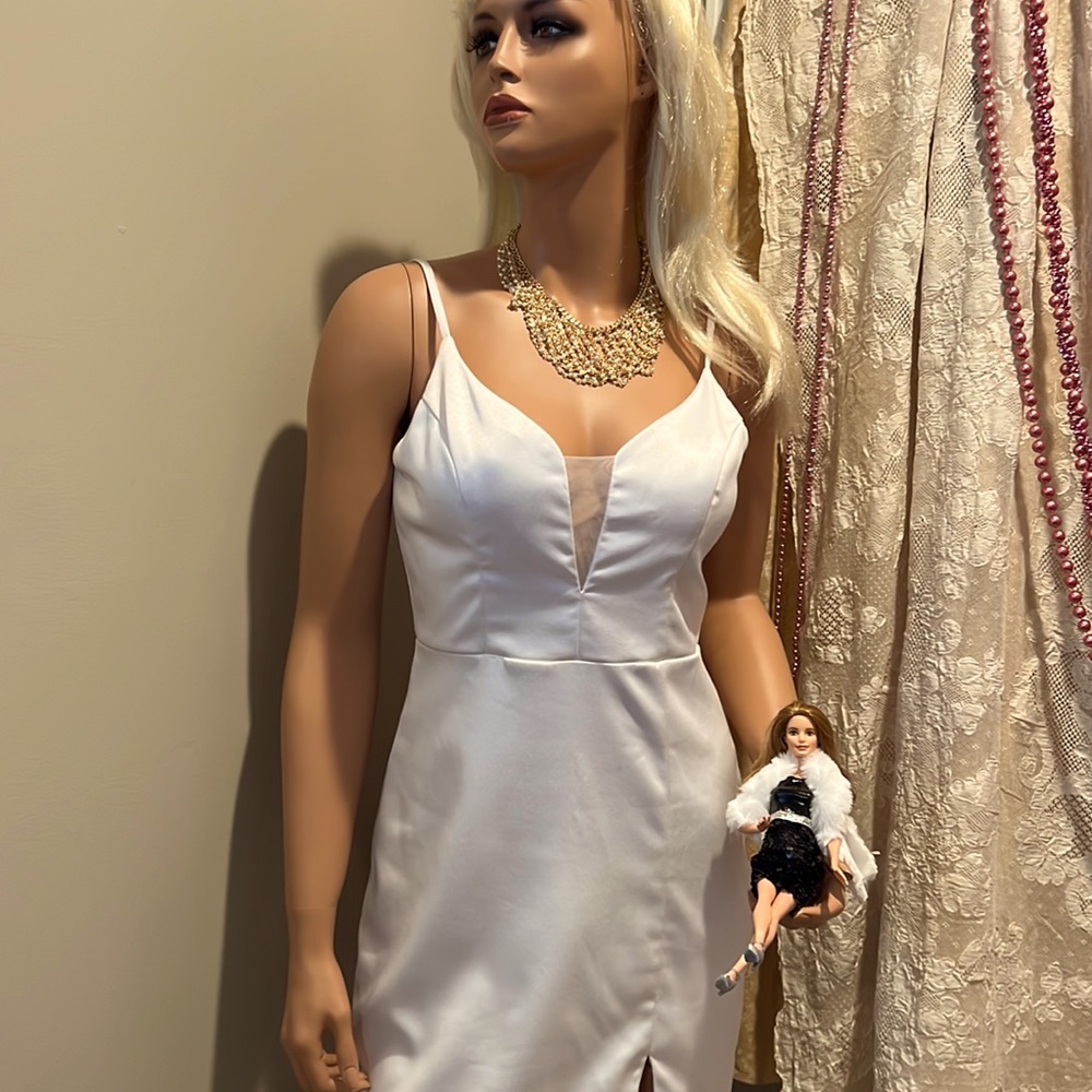 BARBIE, BARBIE, BARBIE ! WHITE SATIN DRESS. 5/6 B. DARLING
